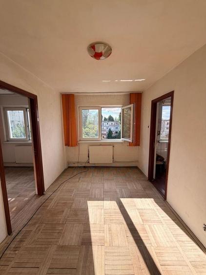 Apartament cu 3 camere semidecomandat în Micro 40
