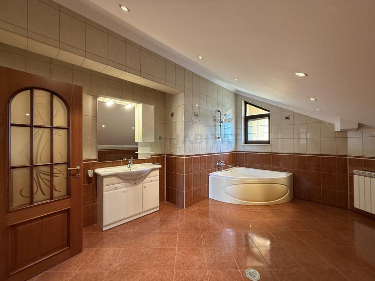 Vila 9 camere cu piscina si teren de 1.000 mp - 33