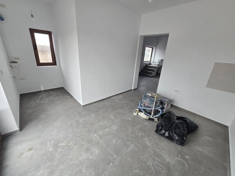 Duplex cu 4 camere cu Canalizare în Moșnița Nouă