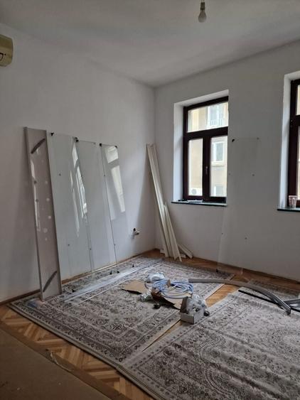 Spațiu comercial, de 900 mp, în P-ța Universității