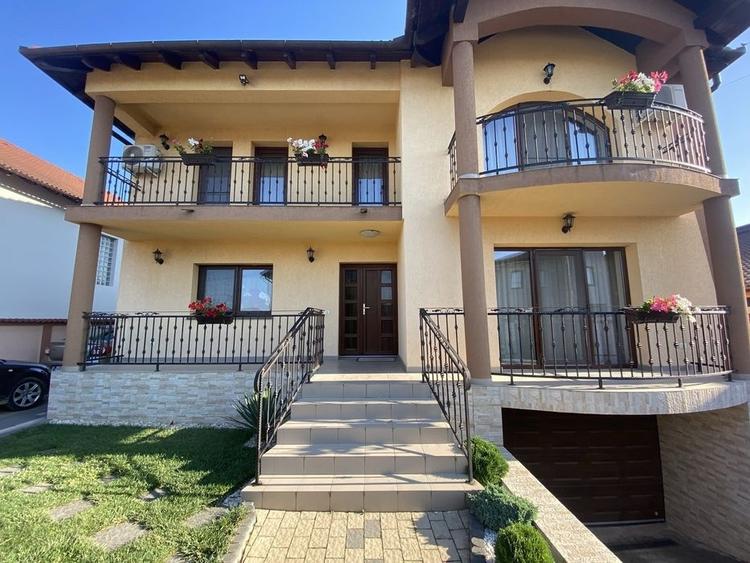 Casă individuală cu 4 camere cu Garaj în Central