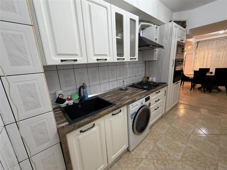 Apartament cu 3 camere decomandat, mobilat în Central