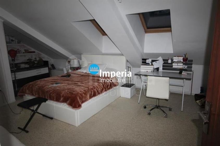 Casă individuală cu 10 camere cu Canalizare în Bucium