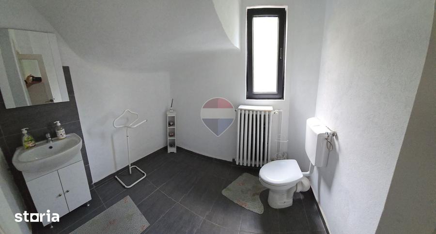 Casă cu 8 camere cu Teren 350 Mp în Eminescu