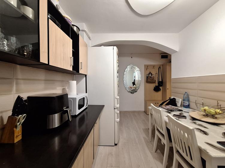 Apartament cu 3 camere semidecomandat, mobilat în Lipovei