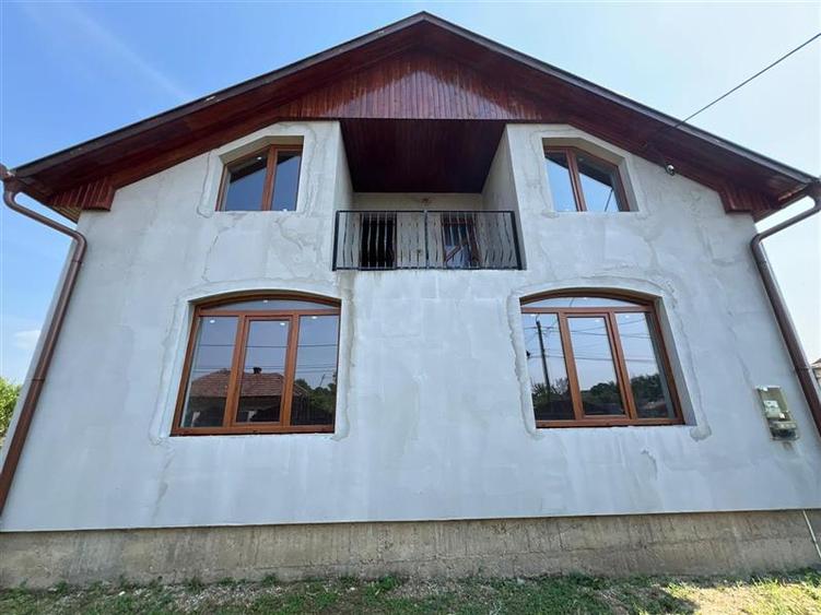 Casă individuală cu 5 camere cu Teren 4316 Mp în Petreu