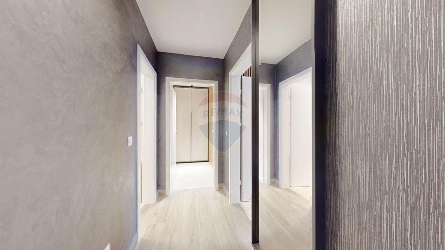 Apartament cu 3 camere decomandat în Tractorul