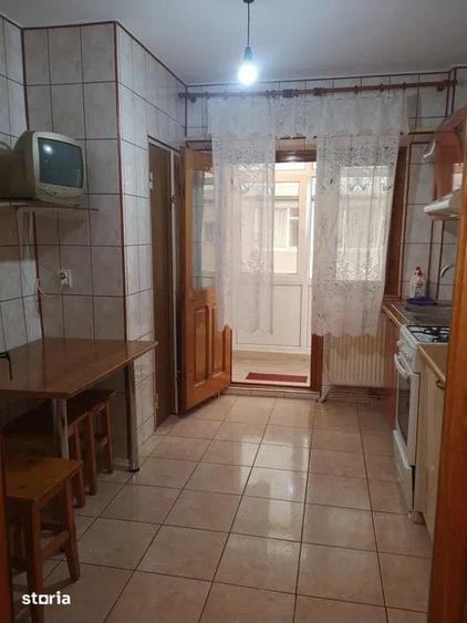 Apartament cu 3 camere decomandat în Obor