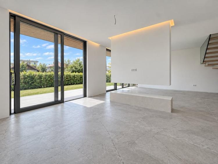 Casă individuală cu 5 camere cu Canalizare în Voluntari