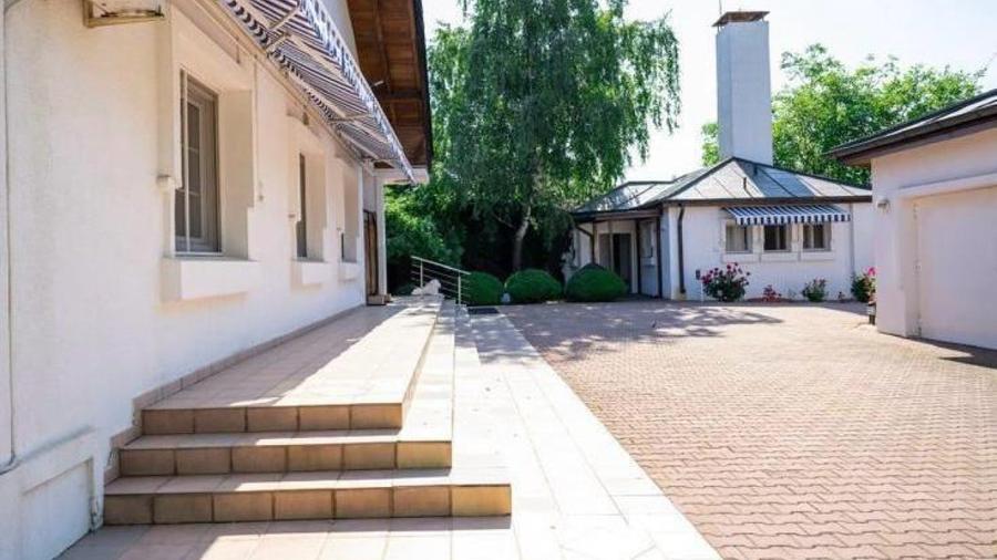Casă individuală cu 9 camere cu Piscina în Central