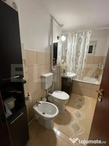 Apartament cu 3 camere semidecomandat în Micro 5