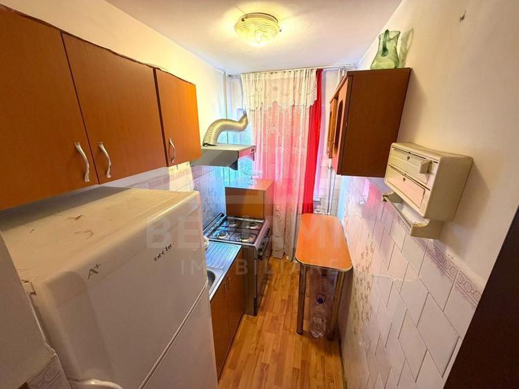 Apartament cu 3 camere semidecomandat în Craiovița Nouă