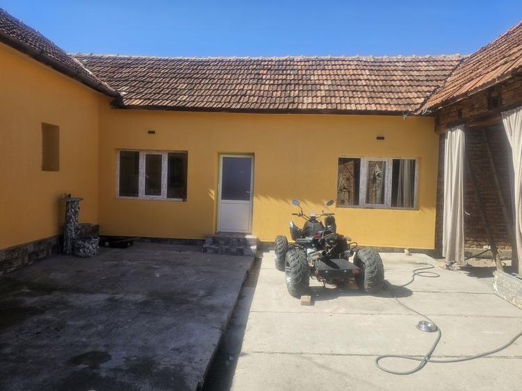 Casă cu 4 camere în Cărand