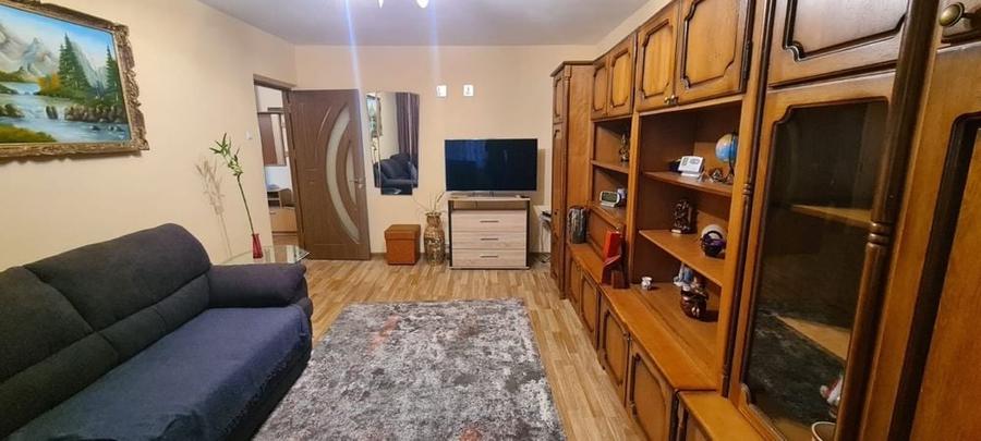Apartament cu 3 camere decomandat în 1 Mai