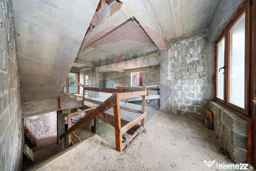 Casă cu 7 camere cu Teren 470 Mp în Gemenii