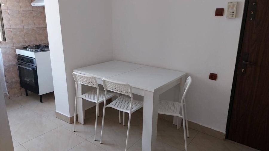 Apartament cu 2 camere semidecomandat în Craiovița Nouă