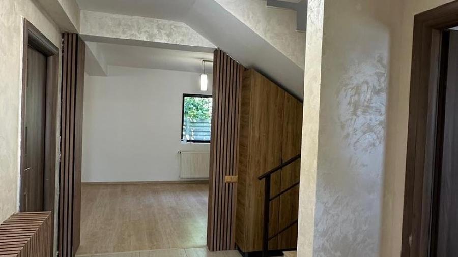 Casă individuală cu 4 camere cu Teren 200 Mp în Central