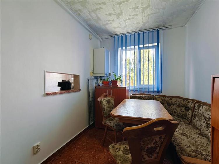Apartament cu 3 camere semidecomandat în Florilor