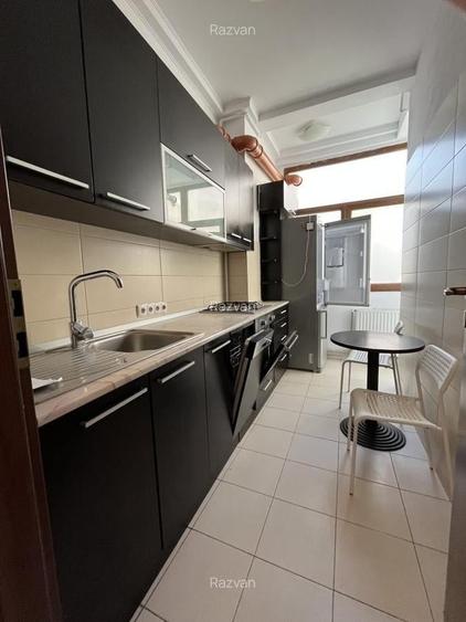 Apartament cu 4 camere semidecomandat, mobilat în Universitate