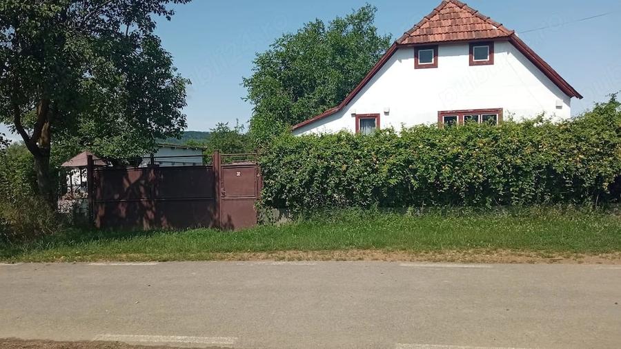 Casă cu 2 camere cu Teren 2500 Mp în Lalașinț