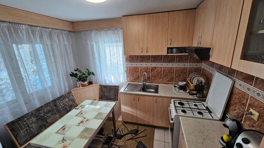 Casă cu 5 camere cu Canalizare în Central