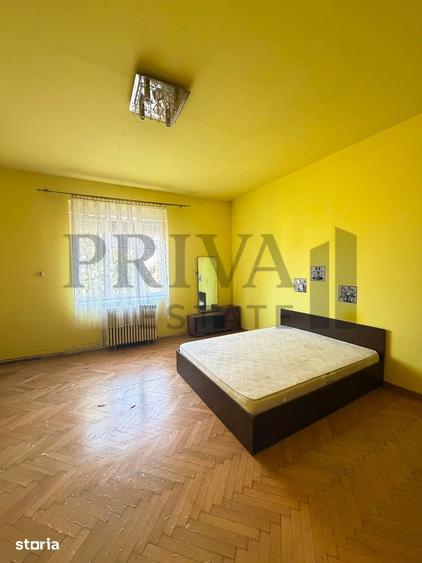 Casă cu 8 camere cu Teren 908 Mp în Steaua