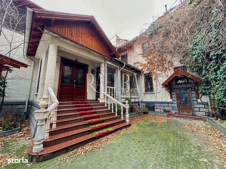 Casă cu 9 camere cu Teren 450 Mp în Universitate