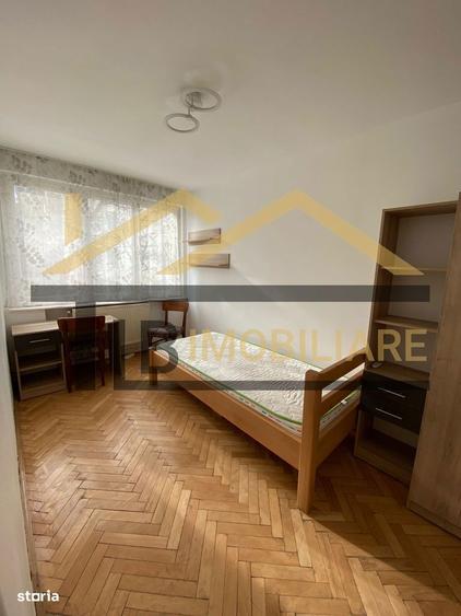 Apartament cu 3 camere semidecomandat în Central