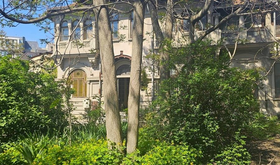 Casă cu 15 camere cu Garaj în Universitate