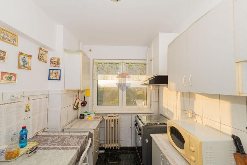 Apartament cu 3 camere semidecomandat, mobilat în Bucureștii Noi