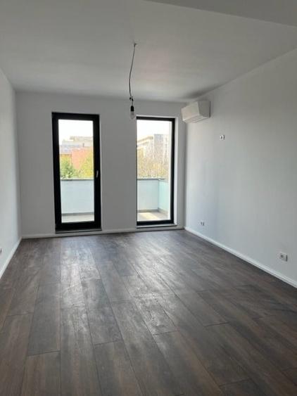 Apartament cu 3 camere semidecomandat în Aviației