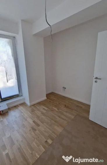Apartament cu 3 camere semidecomandat în Unirii