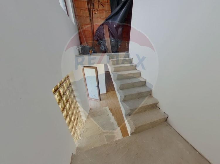 Casă cu 5 camere cu Teren 2688 Mp în Piatra