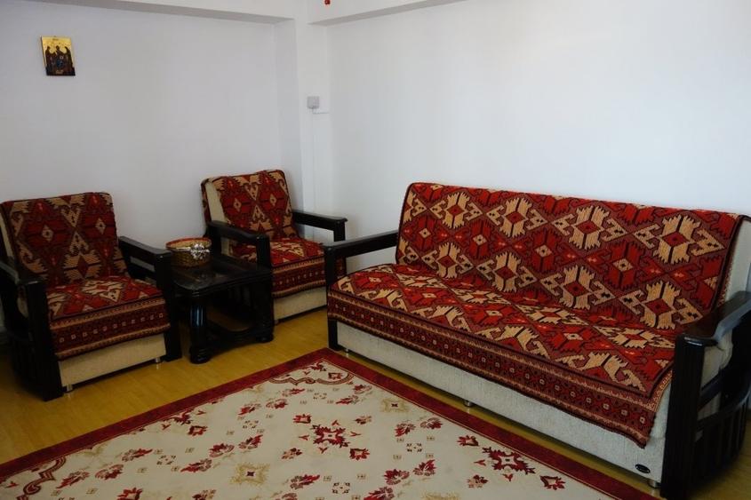 Apartament cu 2 camere semidecomandat, mobilat în Central
