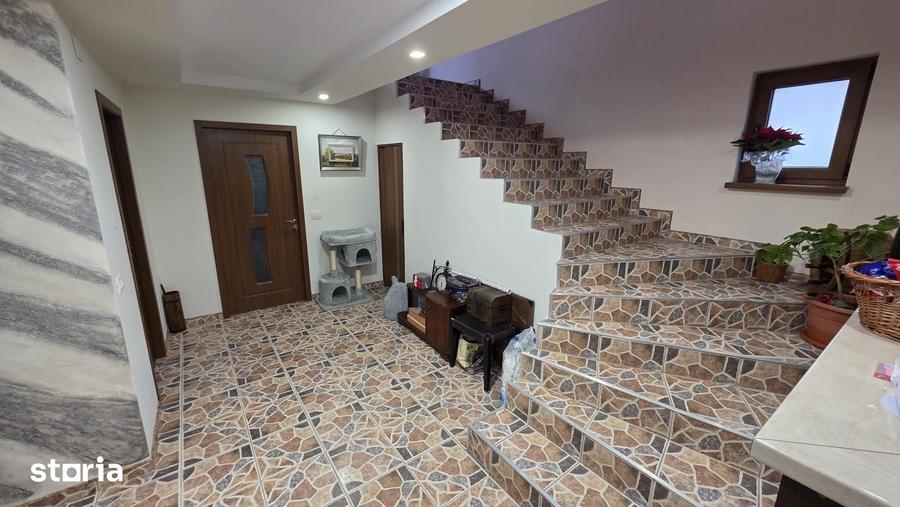 Casă cu 6 camere cu Teren 960 Mp în Câmpineanca