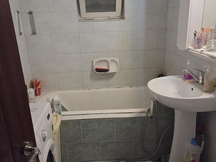 Apartament cu 3 camere decomandat în Rovine