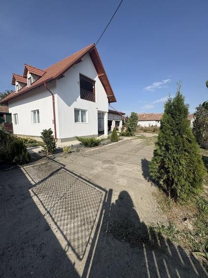 Casă cu 3 camere în Crăciunești