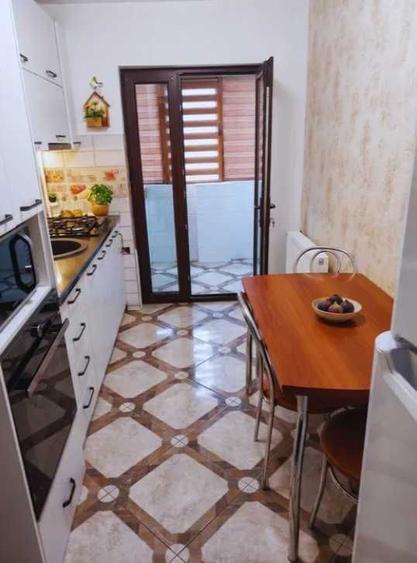 Apartament cu 3 camere decomandat în Băceni