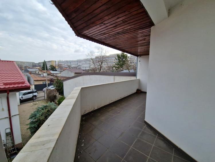 Casă individuală cu 5 camere cu Canalizare în Grivița
