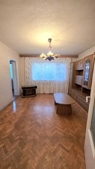 Apartament cu 3 camere semidecomandat în Tudor