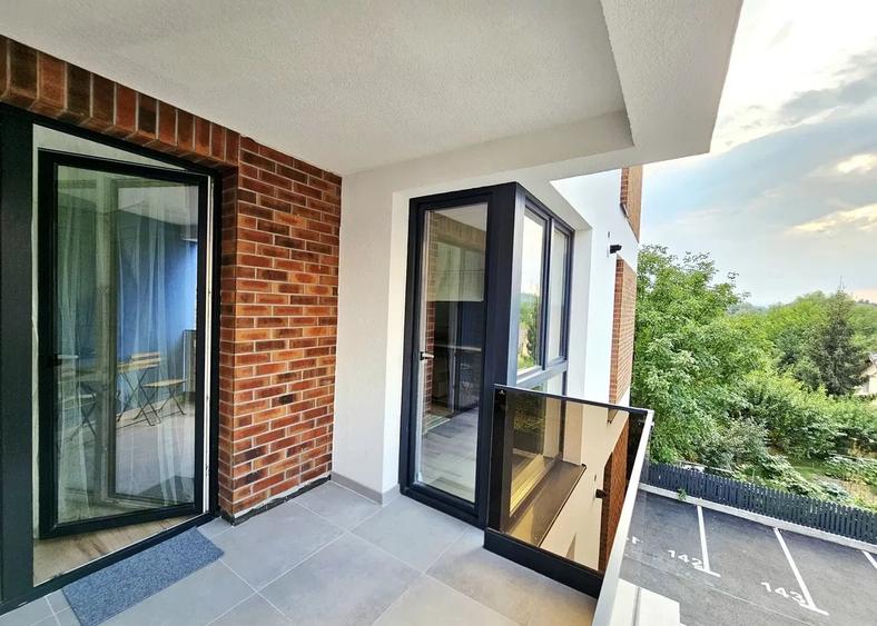 Apartament cu 3 camere semidecomandat, mobilat în Florești