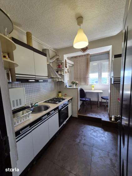 Apartament cu 3 camere semidecomandat în Giulești