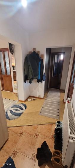 Apartament cu 3 camere decomandat în Florilor