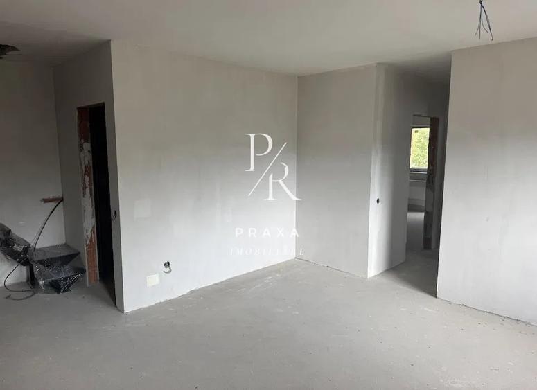 Apartament cu 5 camere semidecomandat în Florești