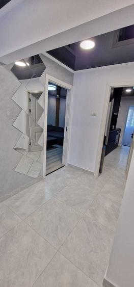 Apartament cu 3 camere semidecomandat, mobilat în Lipovei