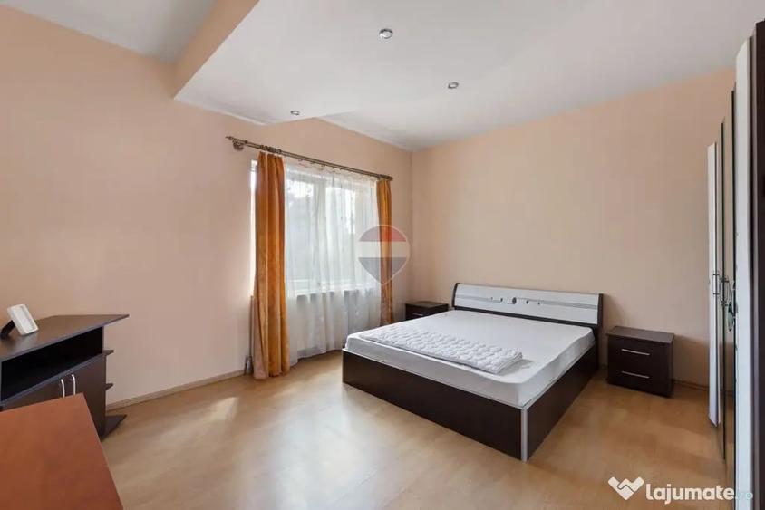 Apartament cu 3 camere decomandat în Intim