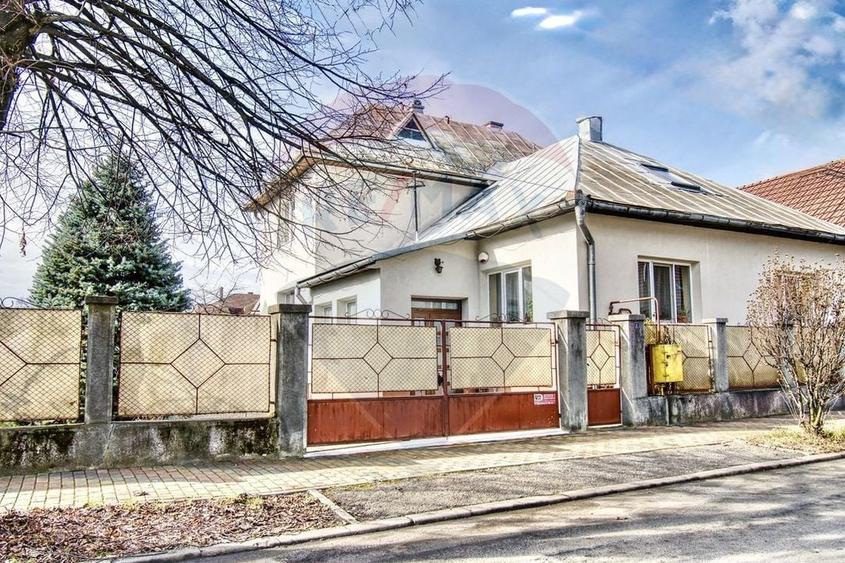 Casă cu 7 camere cu Teren 800 Mp în Central