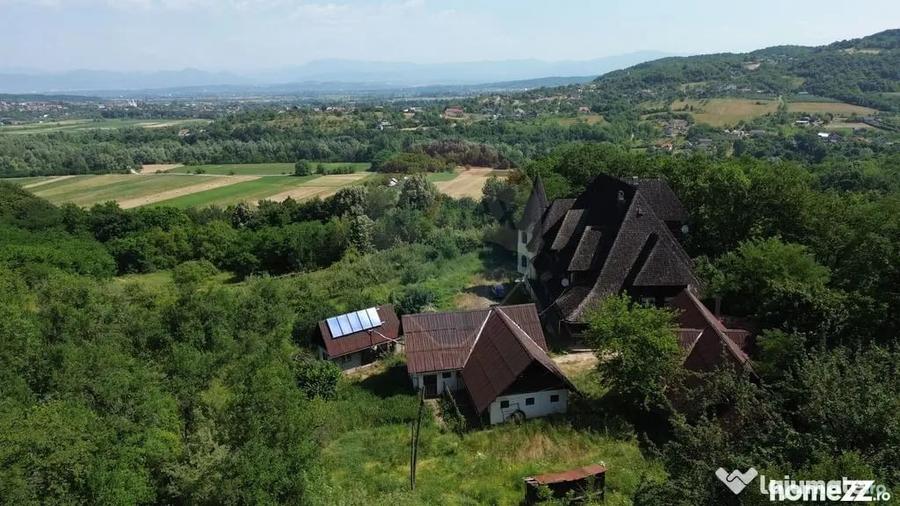 Casă cu 10 camere cu Teren 24700 Mp în Berchez