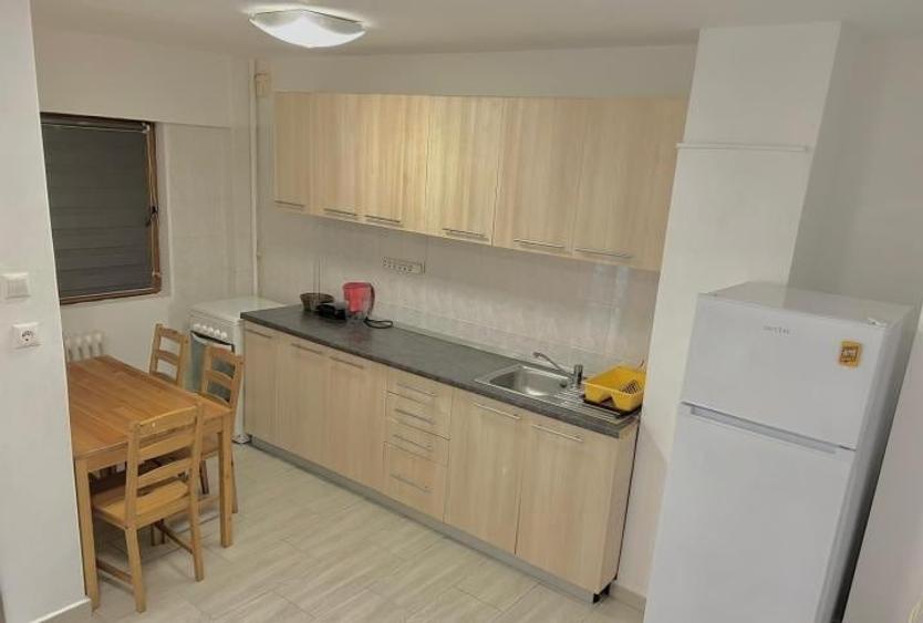 Apartament cu 3 camere decomandat în Drumul Taberei