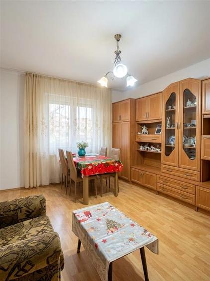 Apartament cu 3 camere semidecomandat în Nufărul